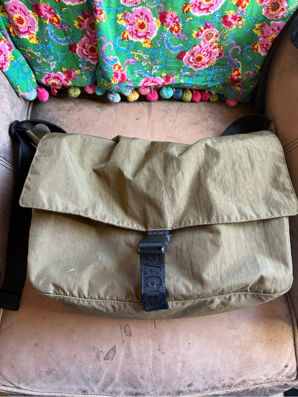 Well loved Baggu messenger bag in Seaweed.